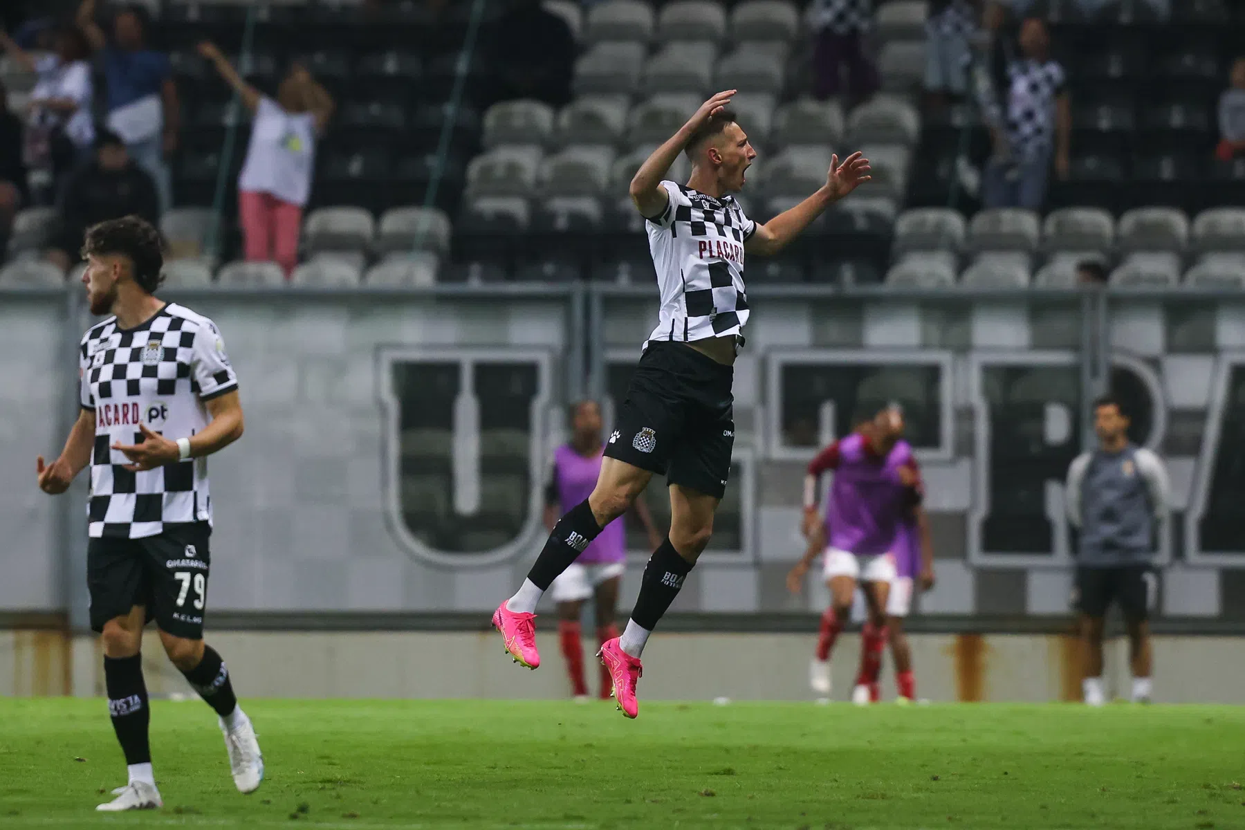 Ontketende Bozeník schiet Boavista eigenhandig naar koppositie in Portugal