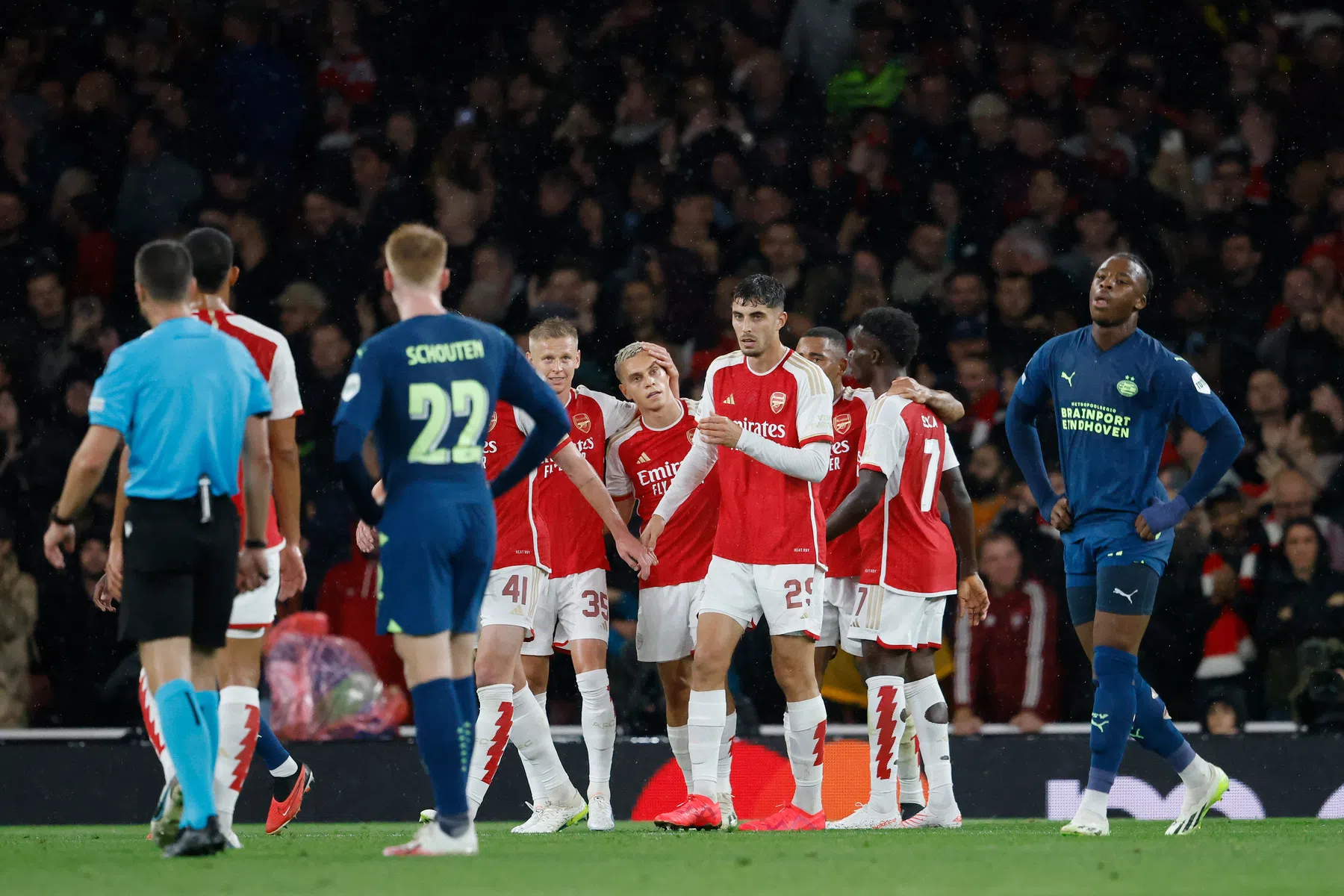 Arsenal overrompelt PSV in eerste twintig minuten bij CL-rentree