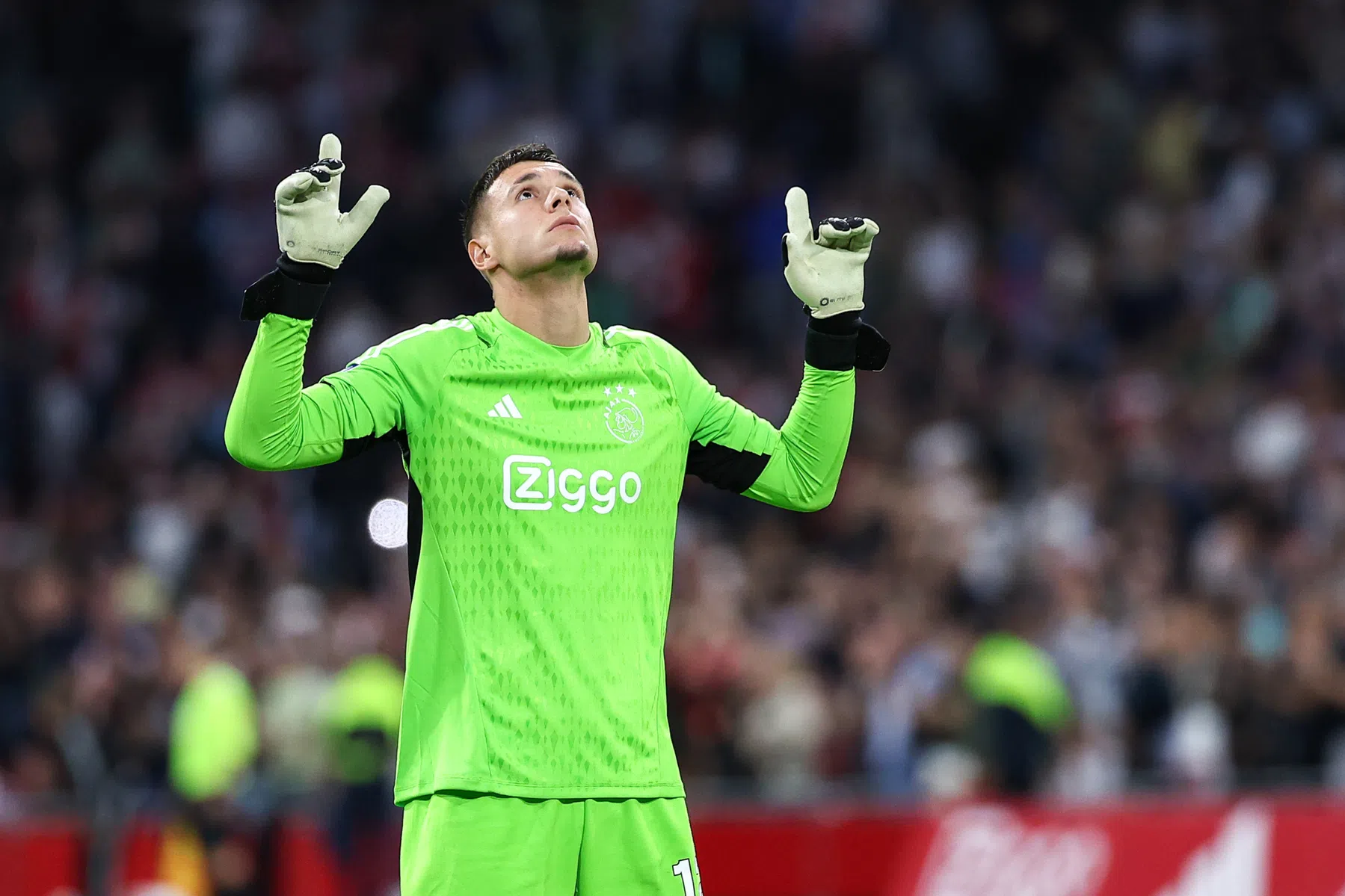 Jay Gorter, supporter van Ajax onder de lat