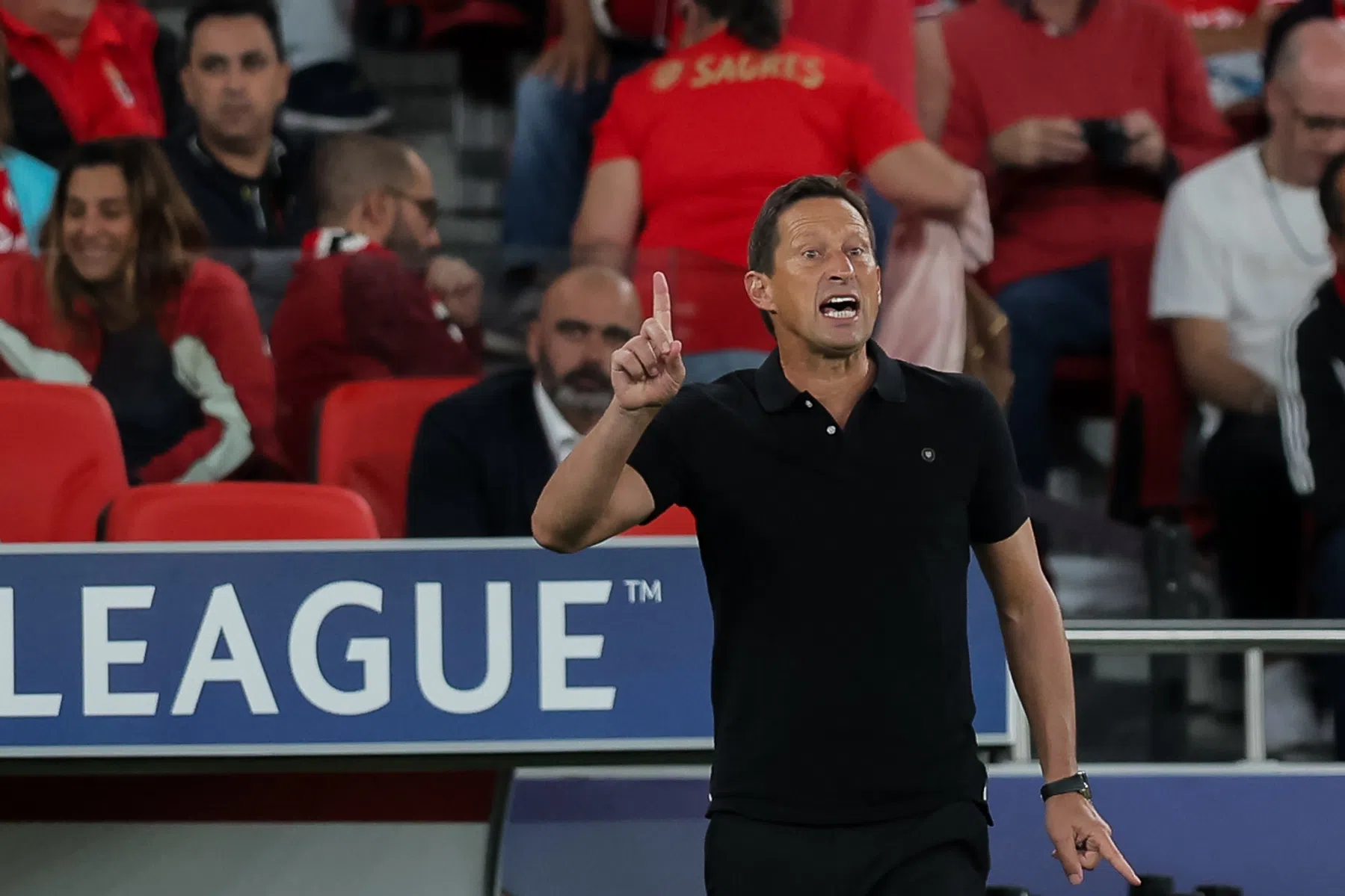 Roger Schmidt wijst naar scheidsrechter na rampkwartier Benfica
