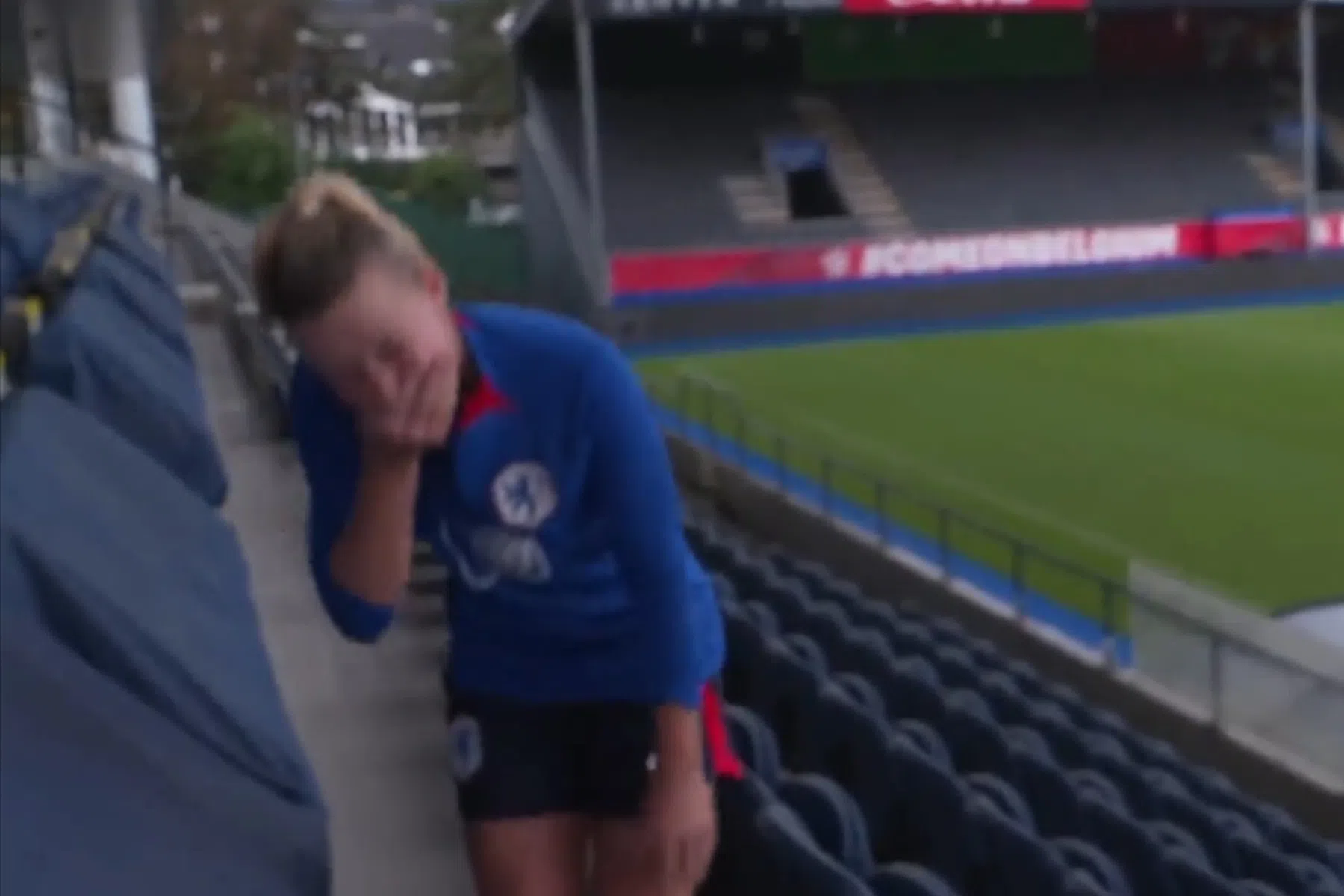 Hilarisch: Jackie Groenen schiet in de slappe lach tijdens interview