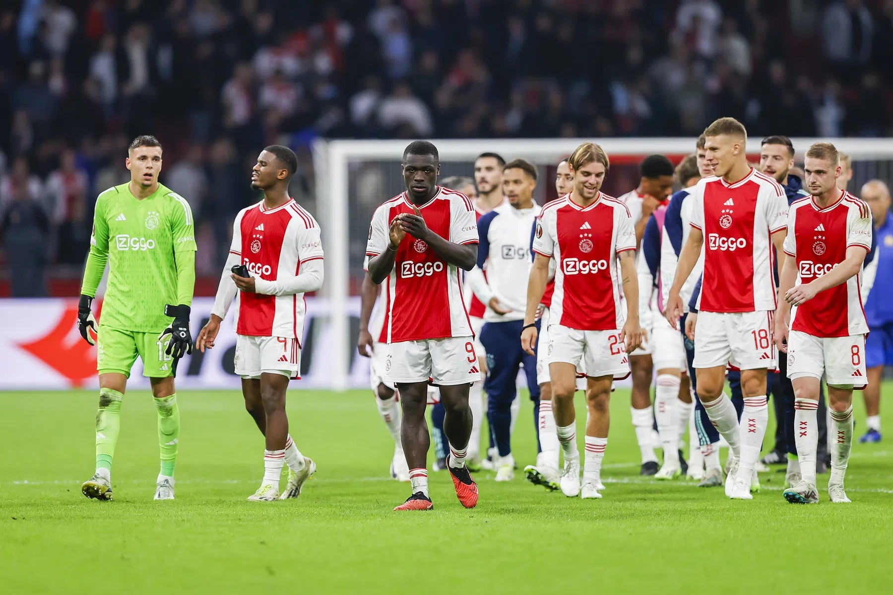 Ajax blijft worstelen met desorganisatie: 'Je houdt je hart vast richting zondag'