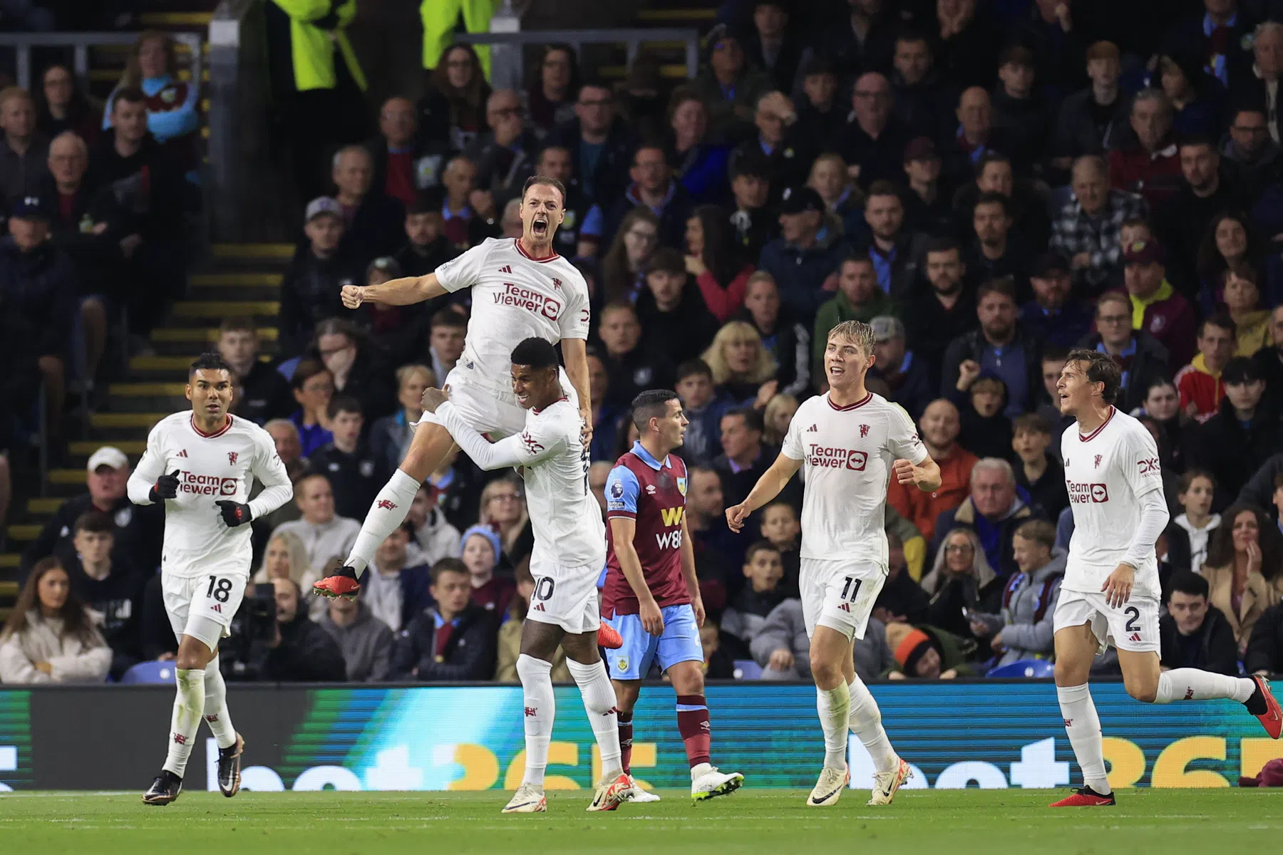 Evans wordt Belfast Pirlo: 'Het doet denken aan Rooney en Van Persie'