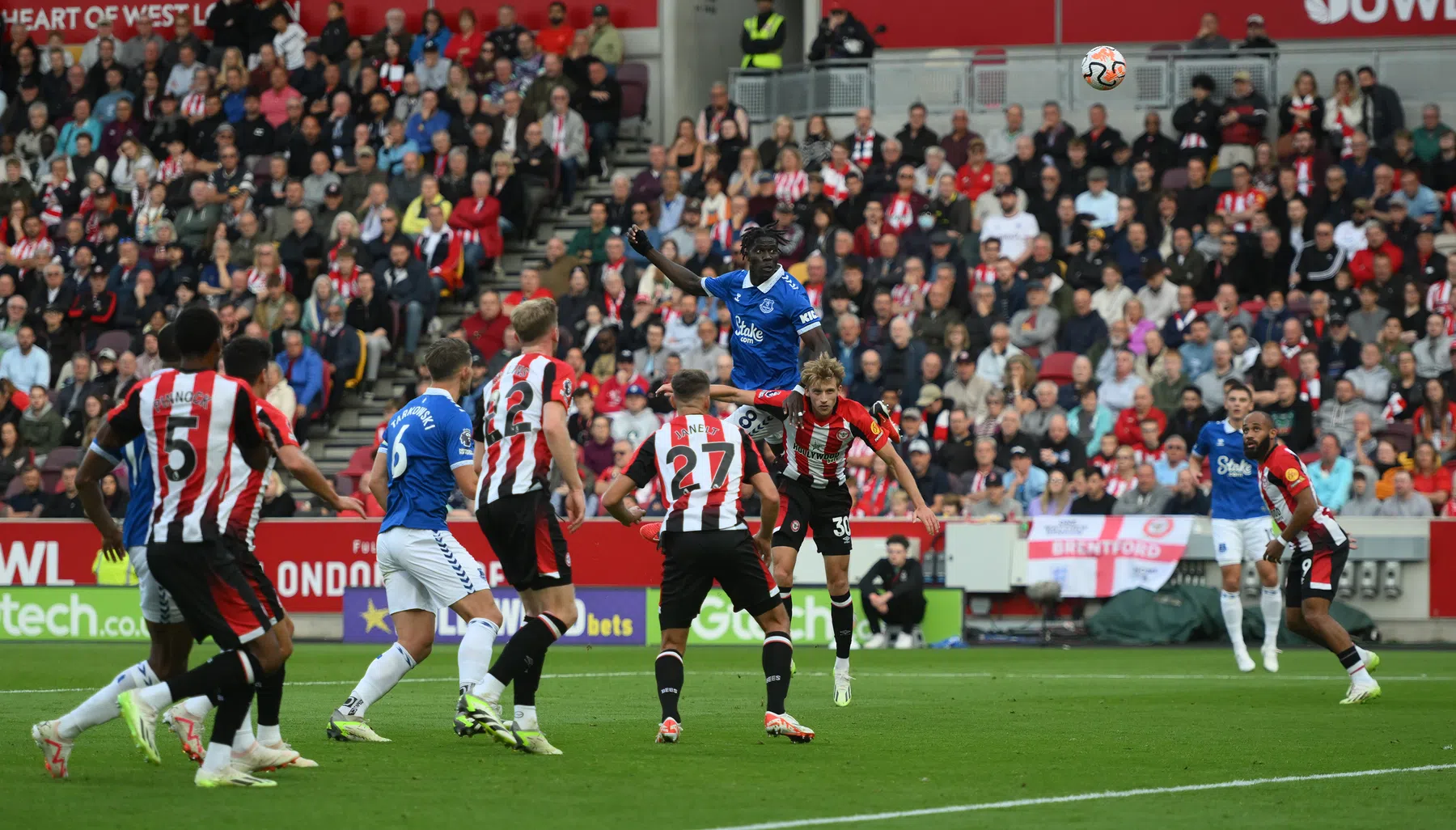 Veerkrachtig Everton knokt zich naar eerste zege van het seizoen