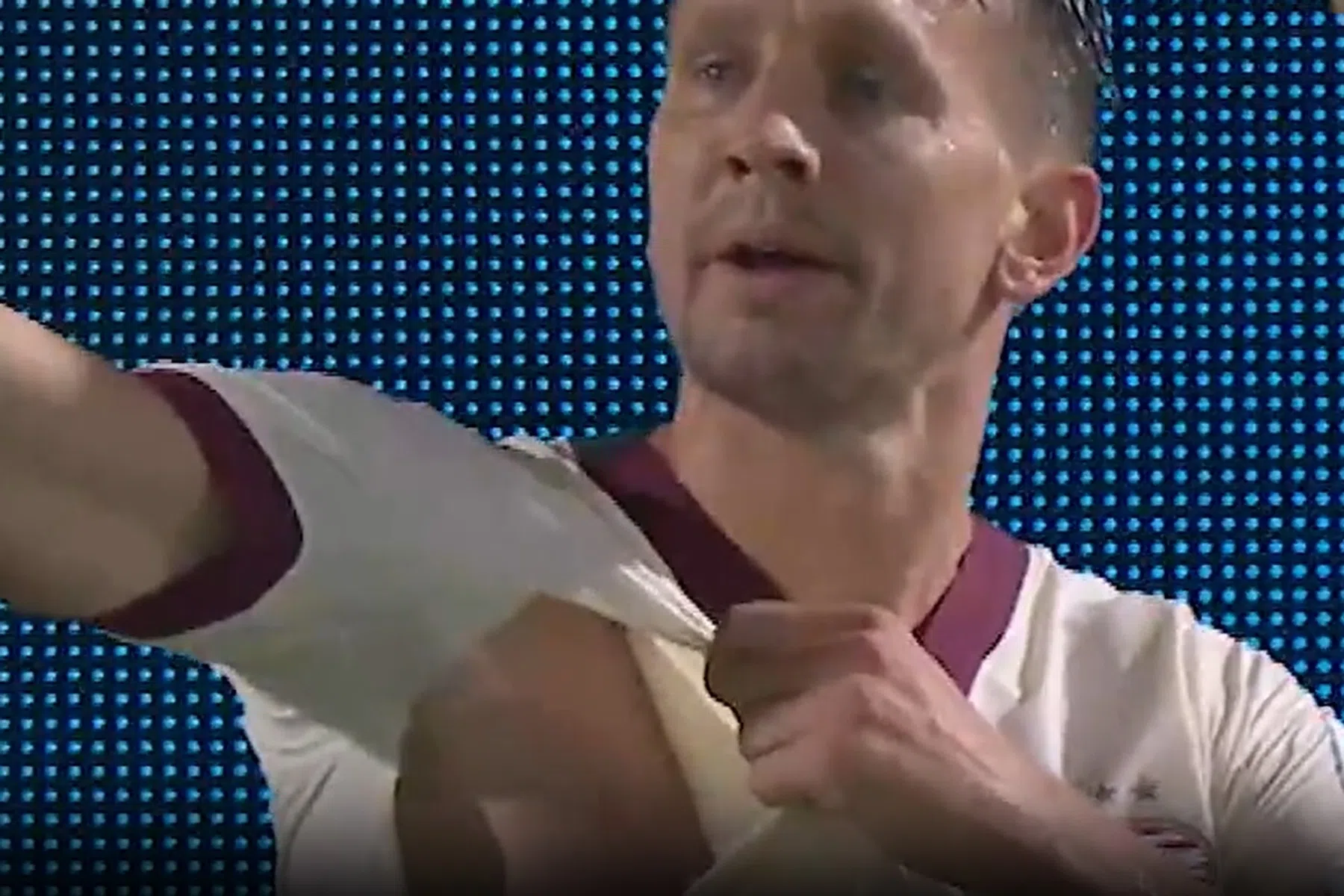 Luuk de Jong vraagt met gescheurd shirt aandacht van arbitrage