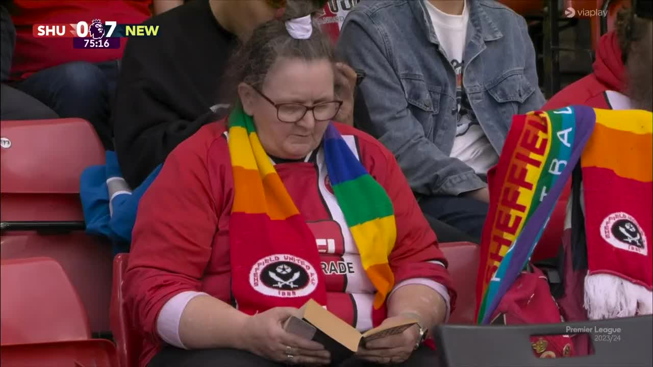 Supporter slaat boek open tijdens afstraffing Sheffield United
