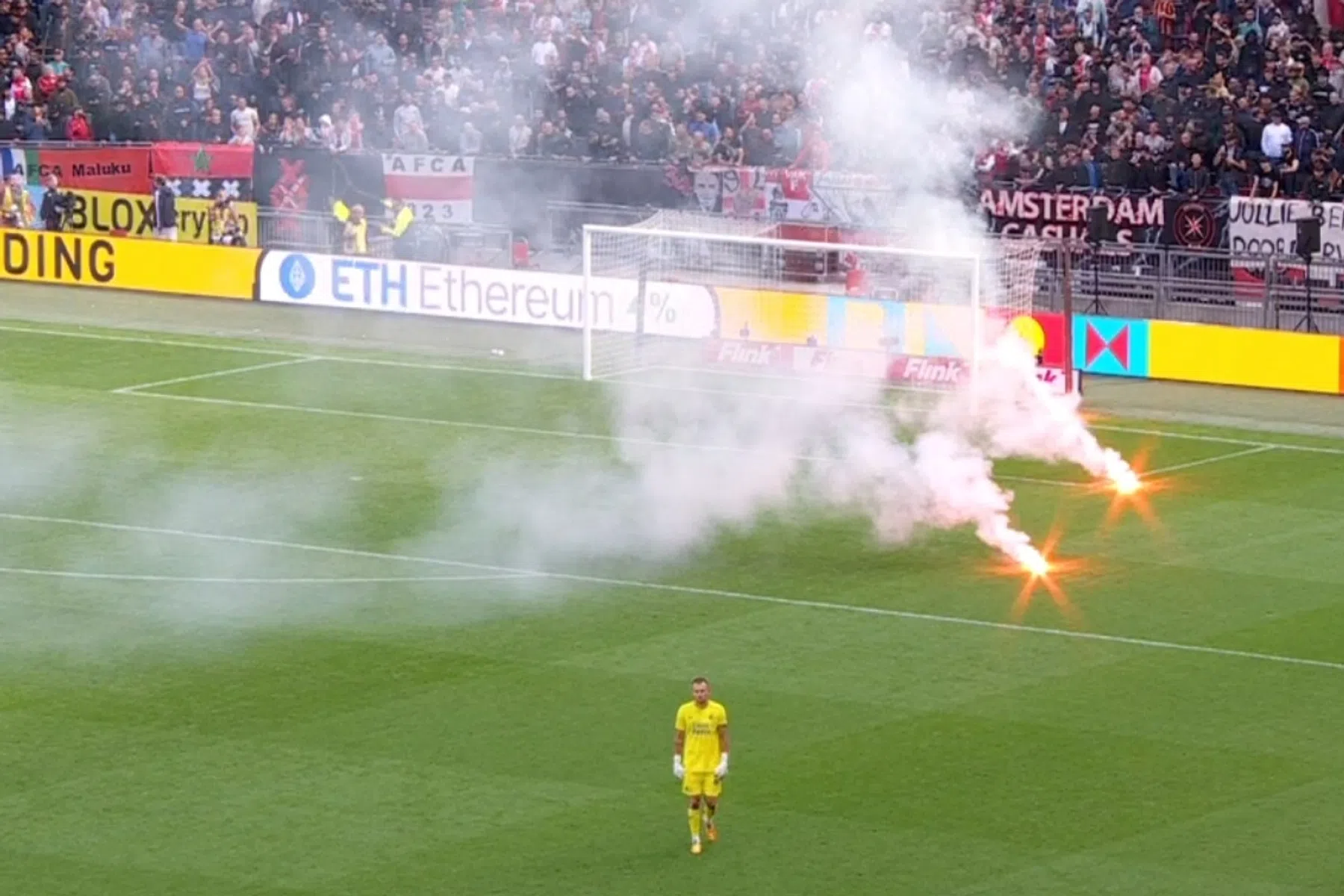 Vuurwerk op het veld in Amsterdam: Klassieker gestaakt