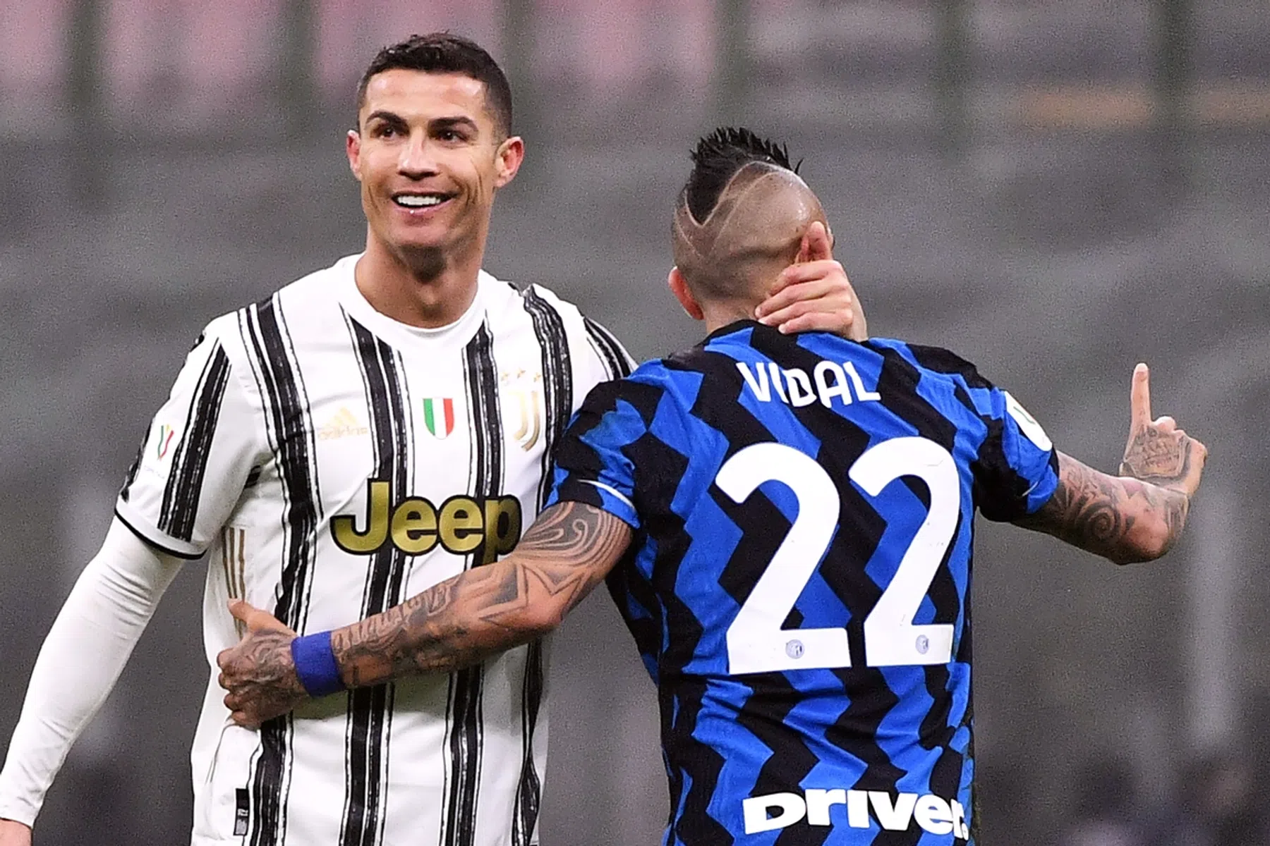 Vidal hekelt behandeling Ronaldo door Ten Hag: 'Kale mannen zijn ingewikkeld'