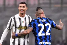 Thumbnail for article: Vidal hekelt behandeling Ronaldo door Ten Hag: 'Kale mannen zijn ingewikkeld'