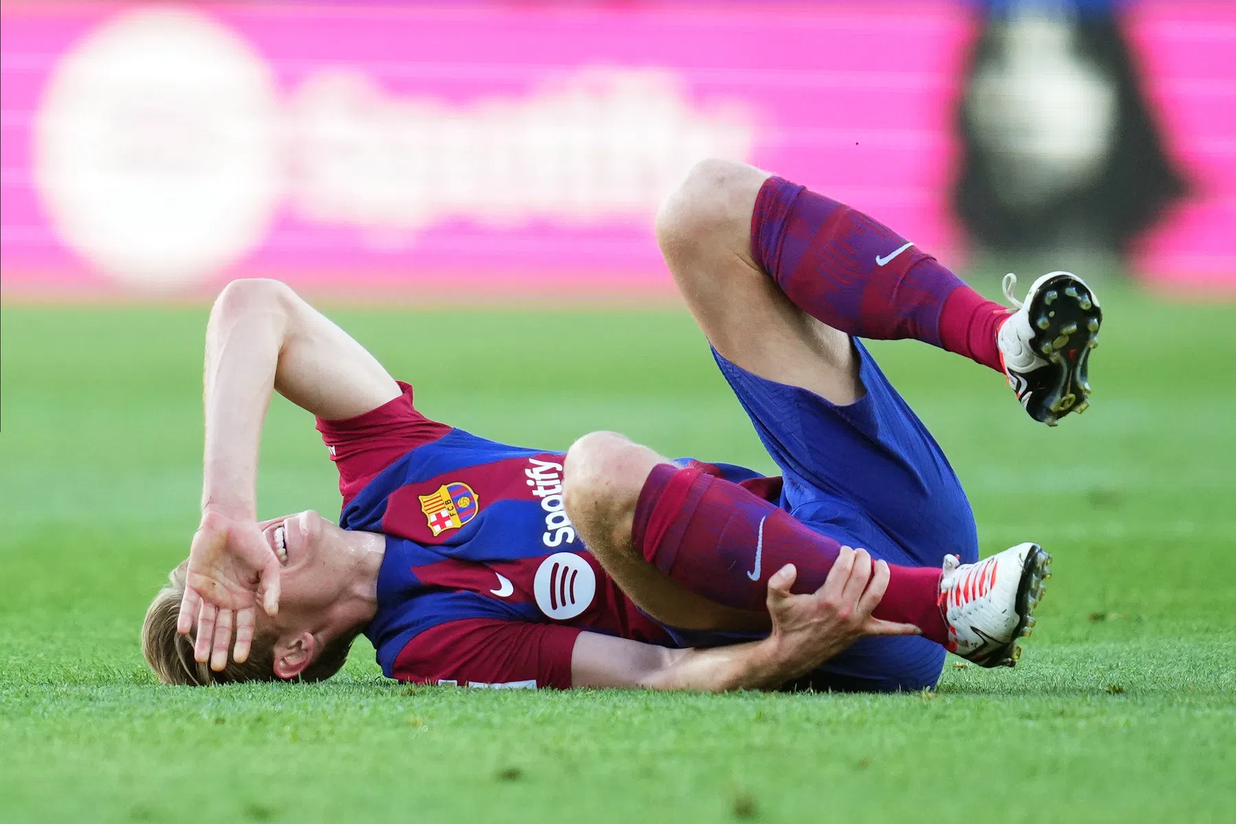 Xavi rekent pas na interlandperiode op geblesseerde Frenkie de Jong
