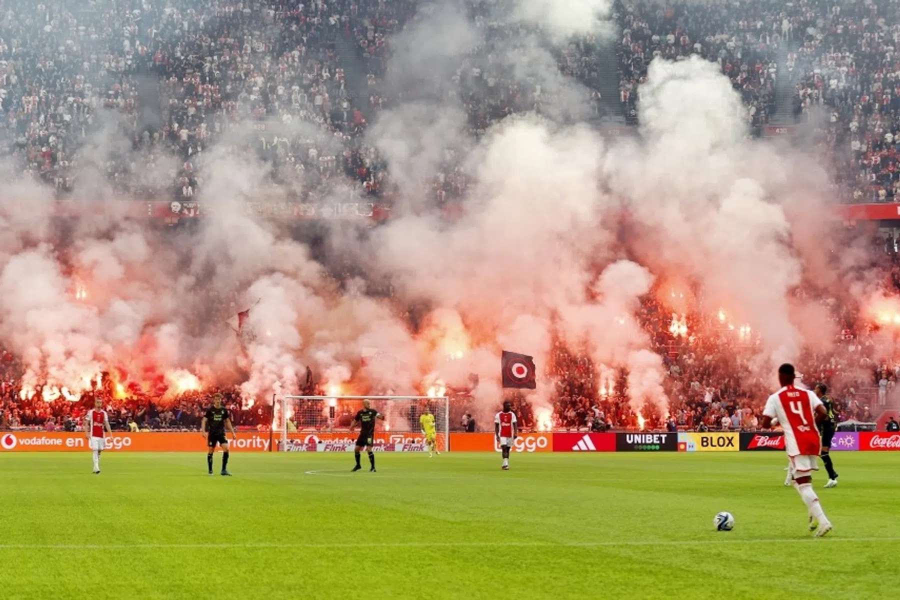 Levchenko doet oproep: 'Hoe kan er zoveel vuurwerk een stadion in komen?'