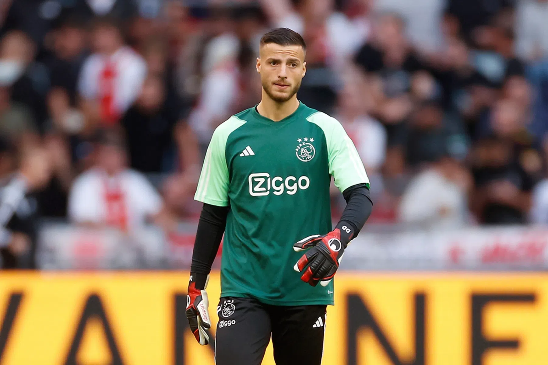 Veelbesproken Ajax-goalie Ramaj maakt indruk bij debuut