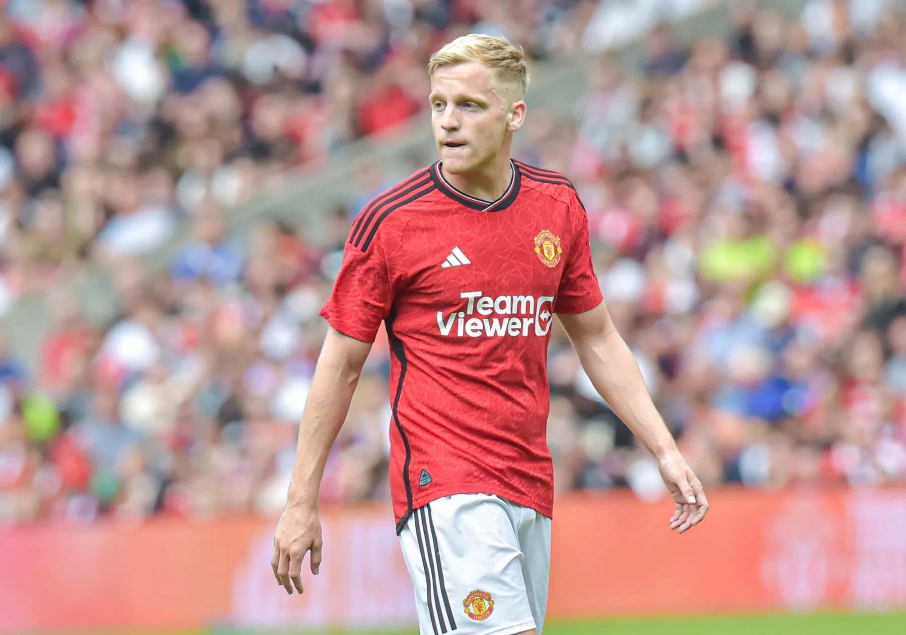 Man Utd wint op bijzondere avond voor zowel Amrabat als Van de Beek