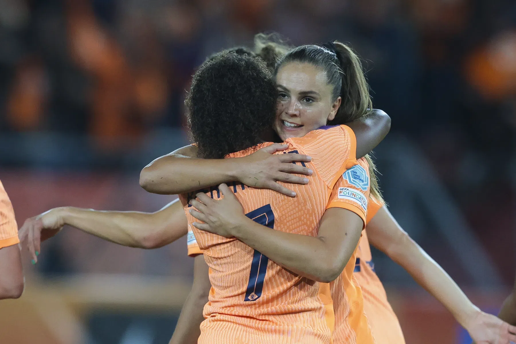 Prachtgoal Jansen bezorgt Nederland winst tegen Wiegmans Engeland
