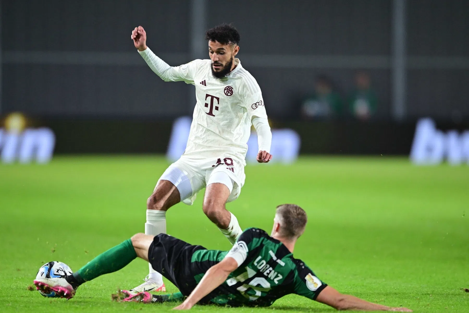 Mazraoui krijgt complimenten na wedstrijd in een andere rol