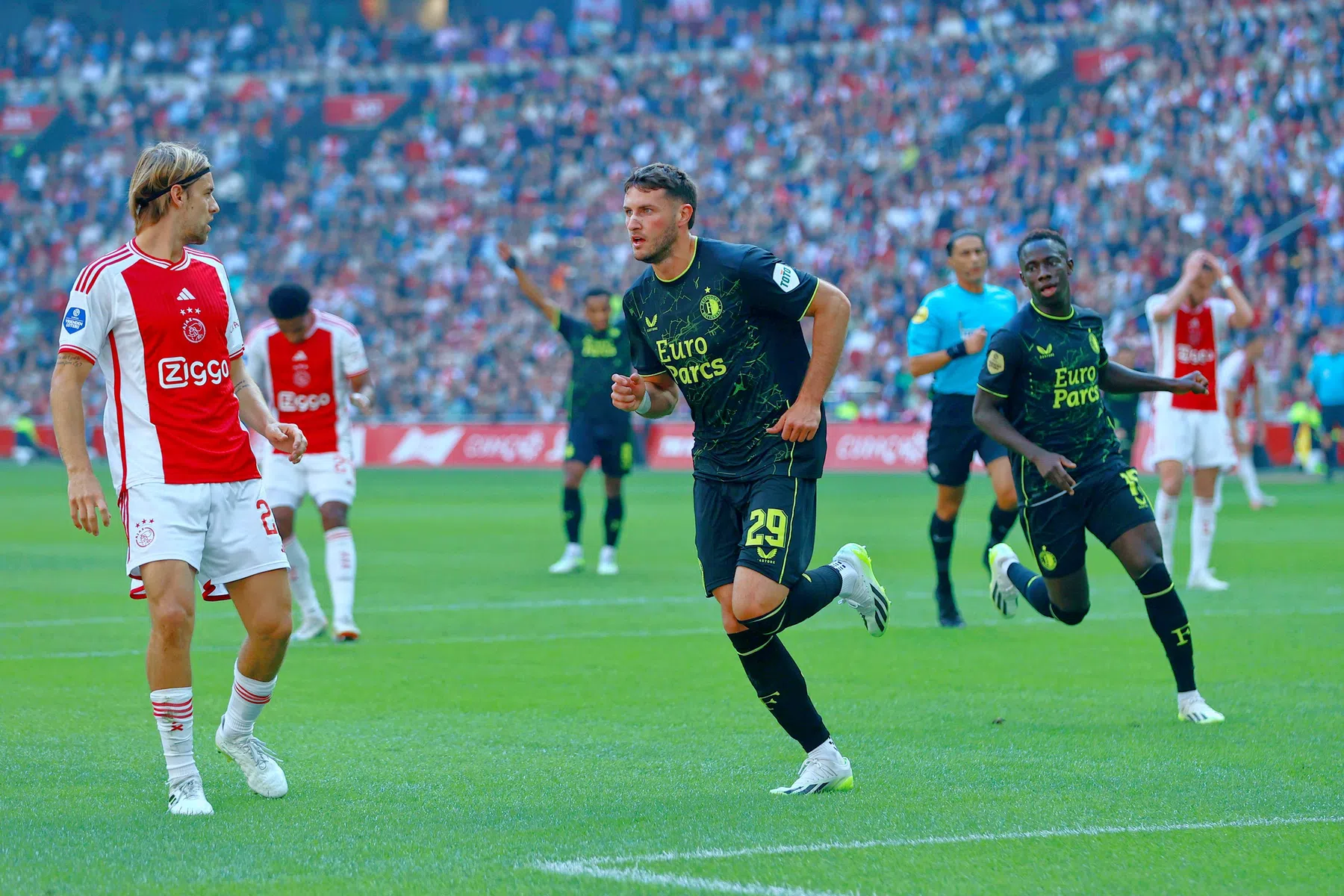 Hattrickheld Giménez schrijft Klassieker-geschiedenis in Amsterdam