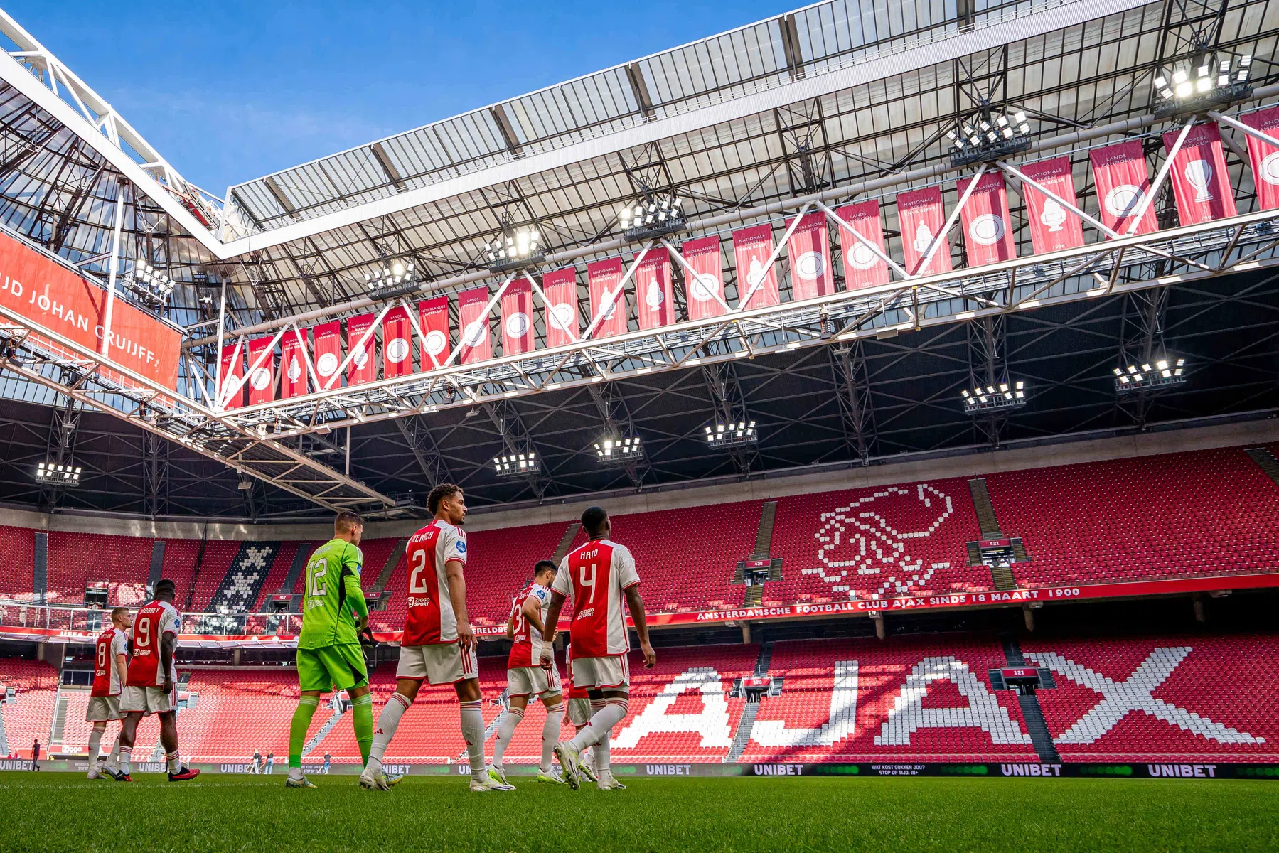 'Ajax moet helemaal opnieuw beginnen'