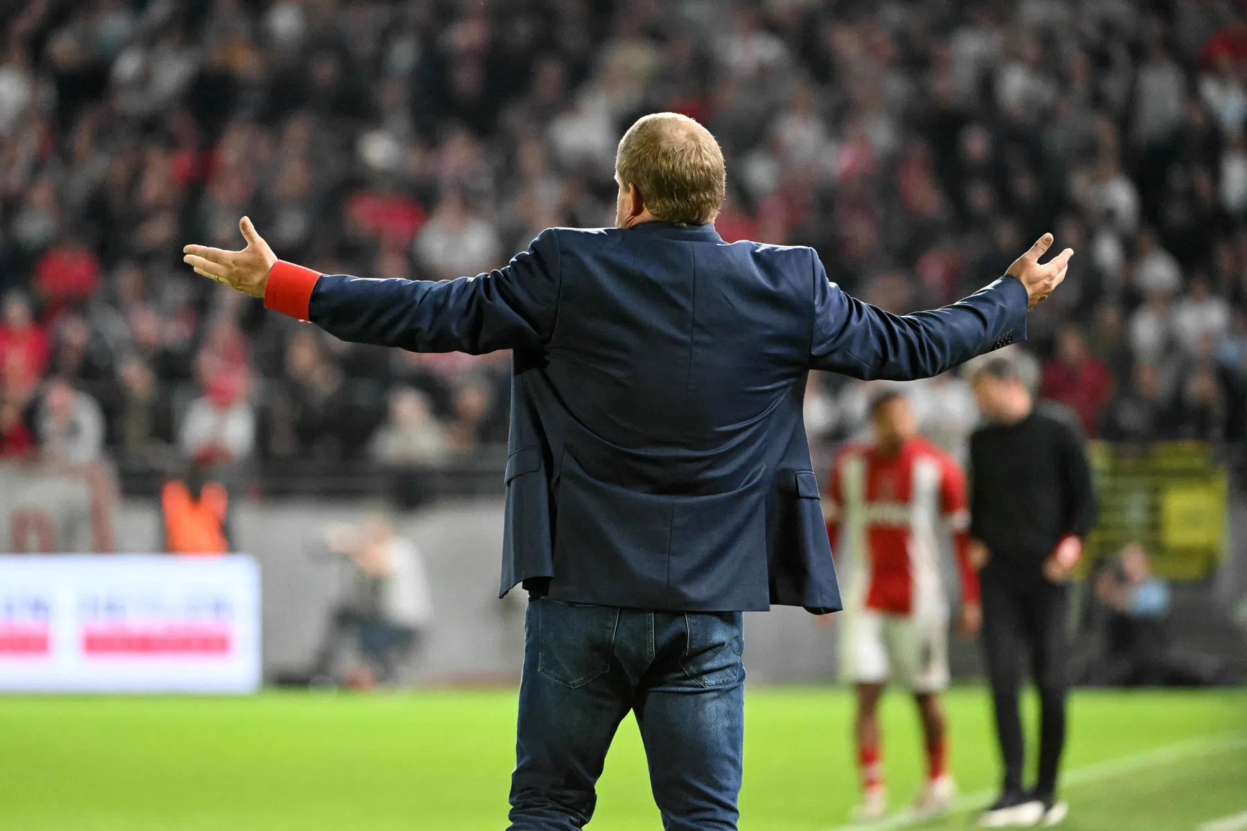 Antwerp-fan sloopt dug-out van tegenstander: 'Alsof er een bom ontplofte'