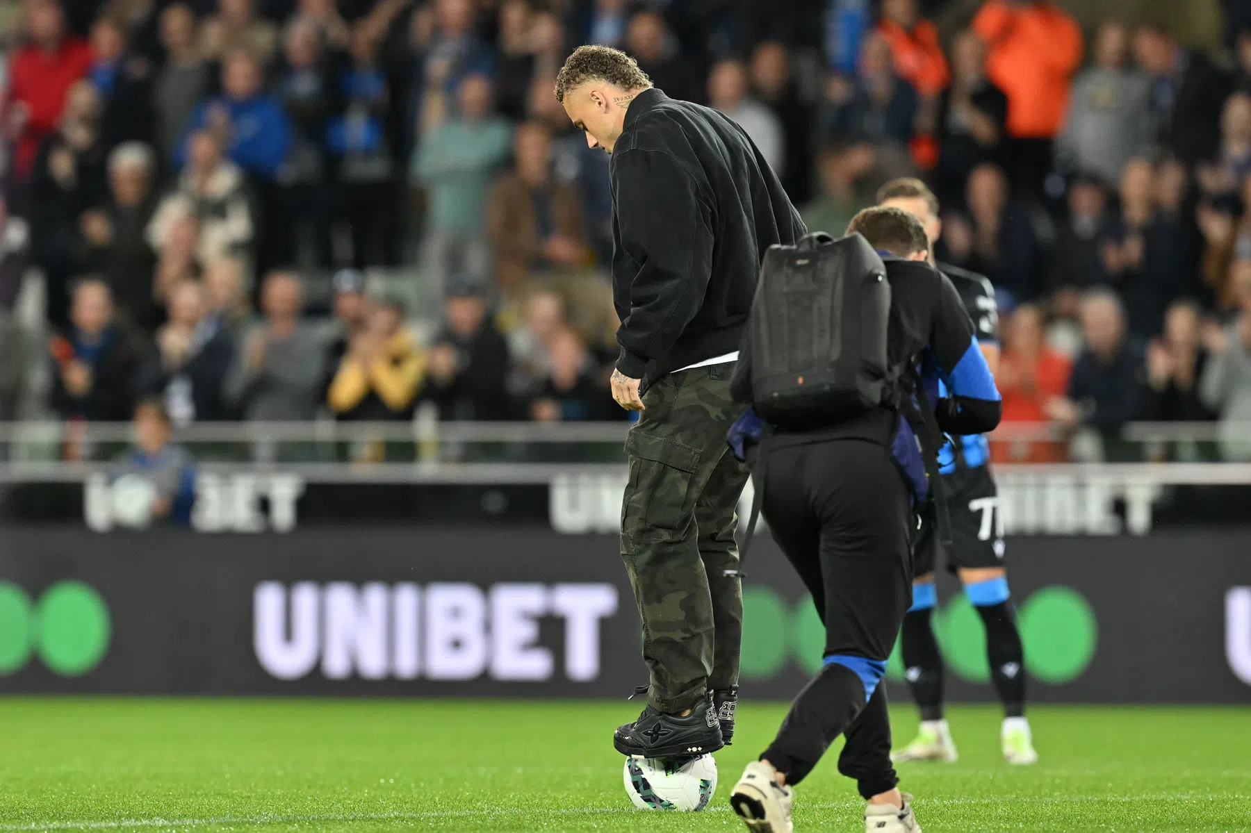 Rappende Lang steelt de show bij afscheid van Club Brugge