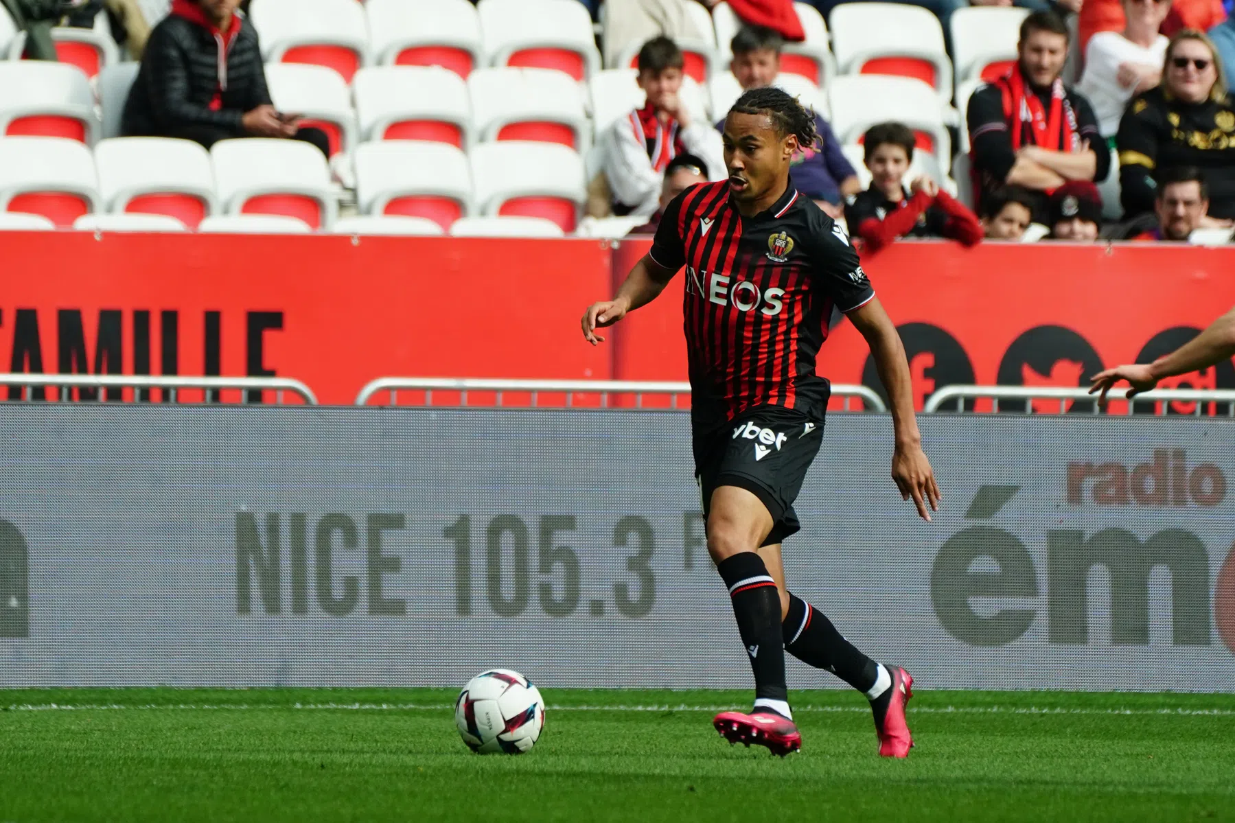 Voetballer OGC Nice van brug gehaald na dreigen met zelfdoding