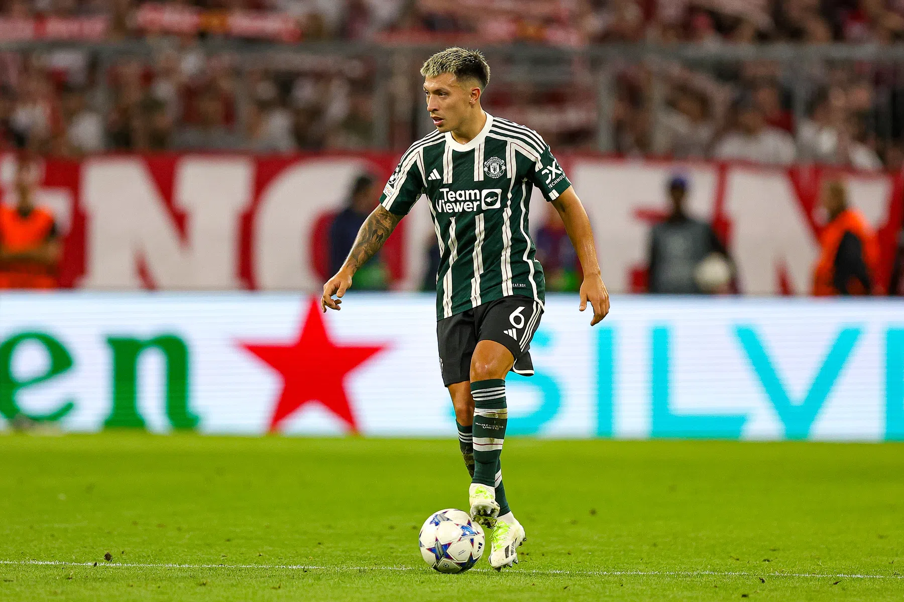 Voetblessure verergert: Ten Hag moet Martínez lange tijd missen