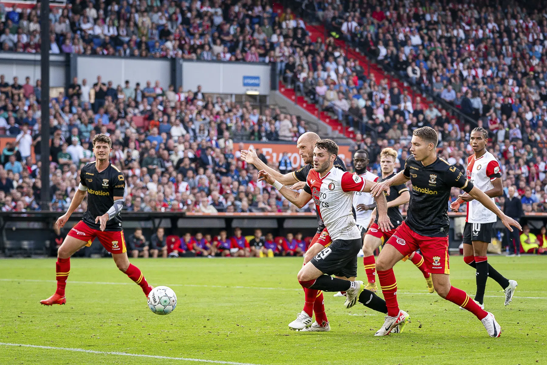 Giménez al op tien doelpunten bij simpel winnend Feyenoord