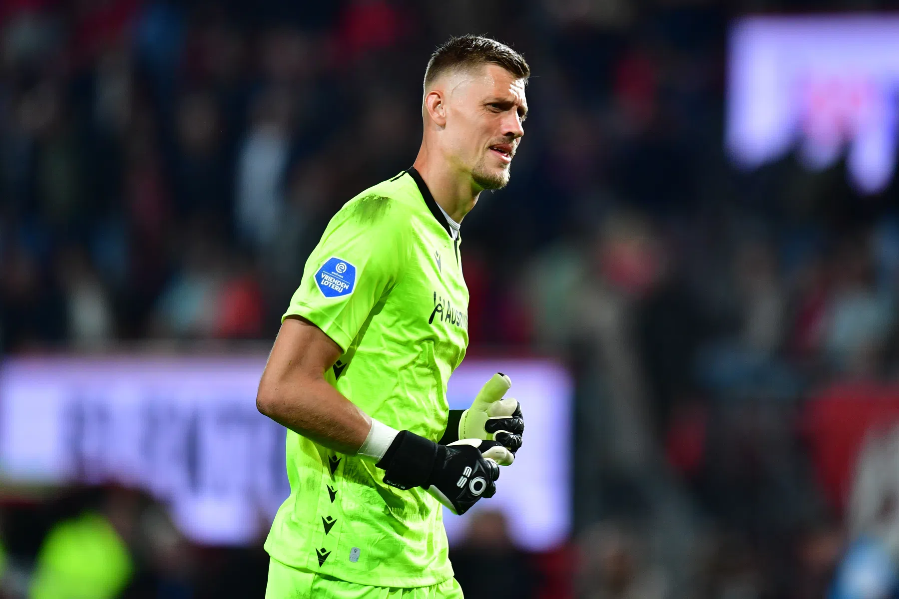 FC Twente dankzij blunder Noppert langs stug Heerenveen