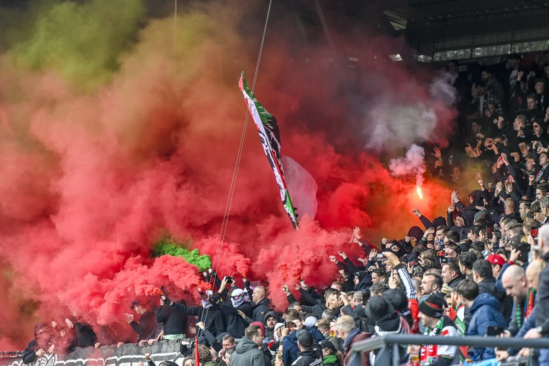 NEC-spelers op scherp gezet richting derby: vuurwerk en fraaie sfeeractie