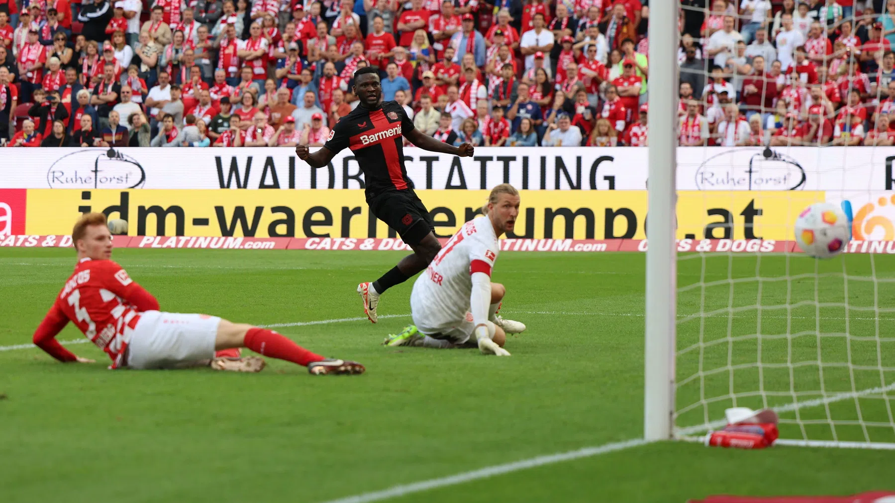 Leverkusen dendert met hulp van Van den Berg door, Union weer onderuit