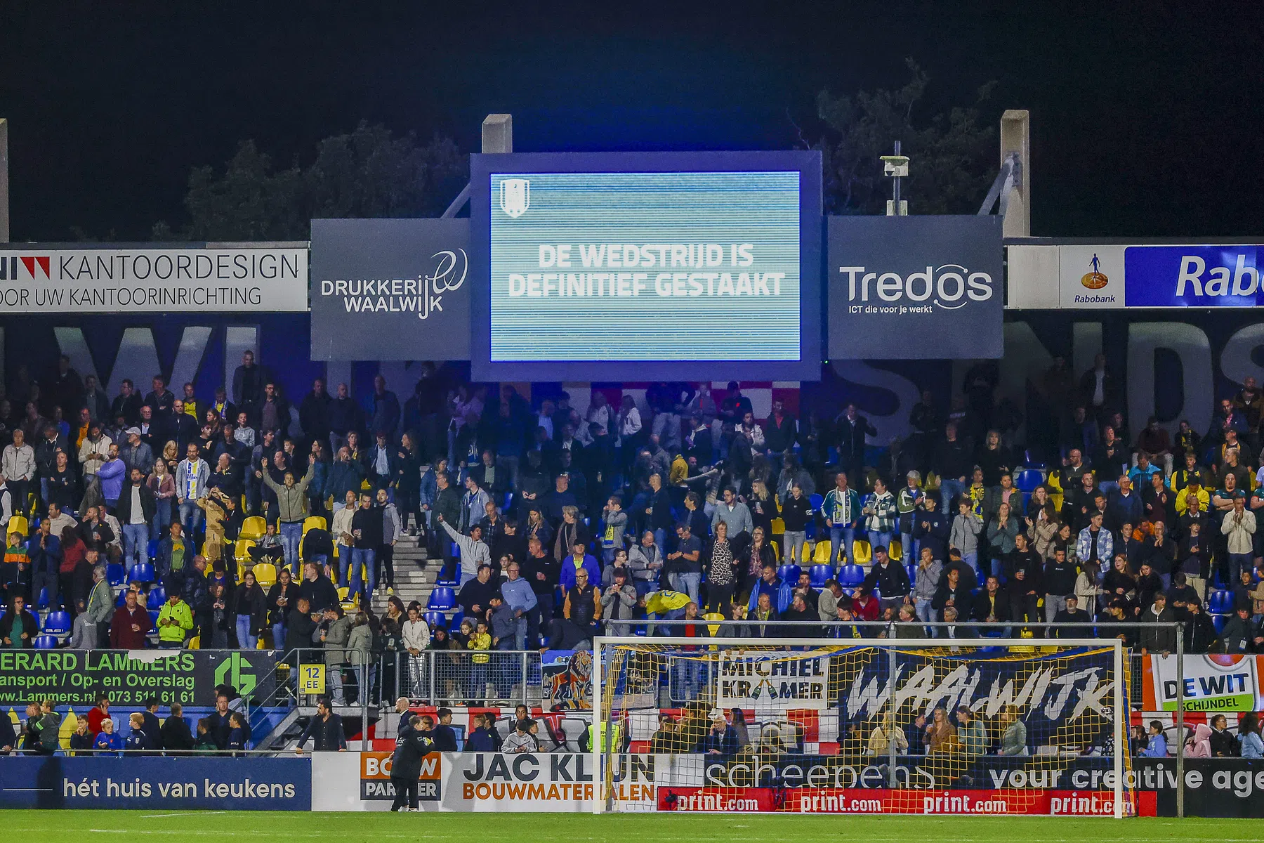 Grote schrik rond doelman Vaessen, wedstrijd RKC - Ajax definitief gestaakt