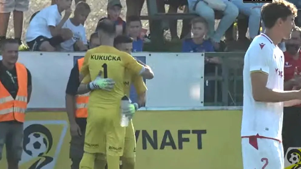 Afscheid om van te dromen: zoon troost vader na laatste duel als keeper