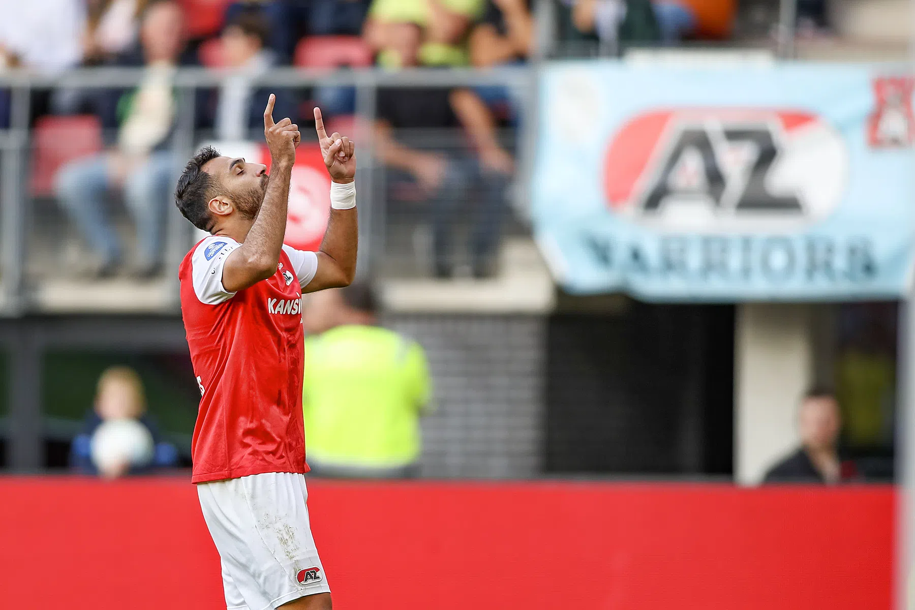 AZ boekt na stroeve start ruime zege en hijgt PSV nog steeds in de nek