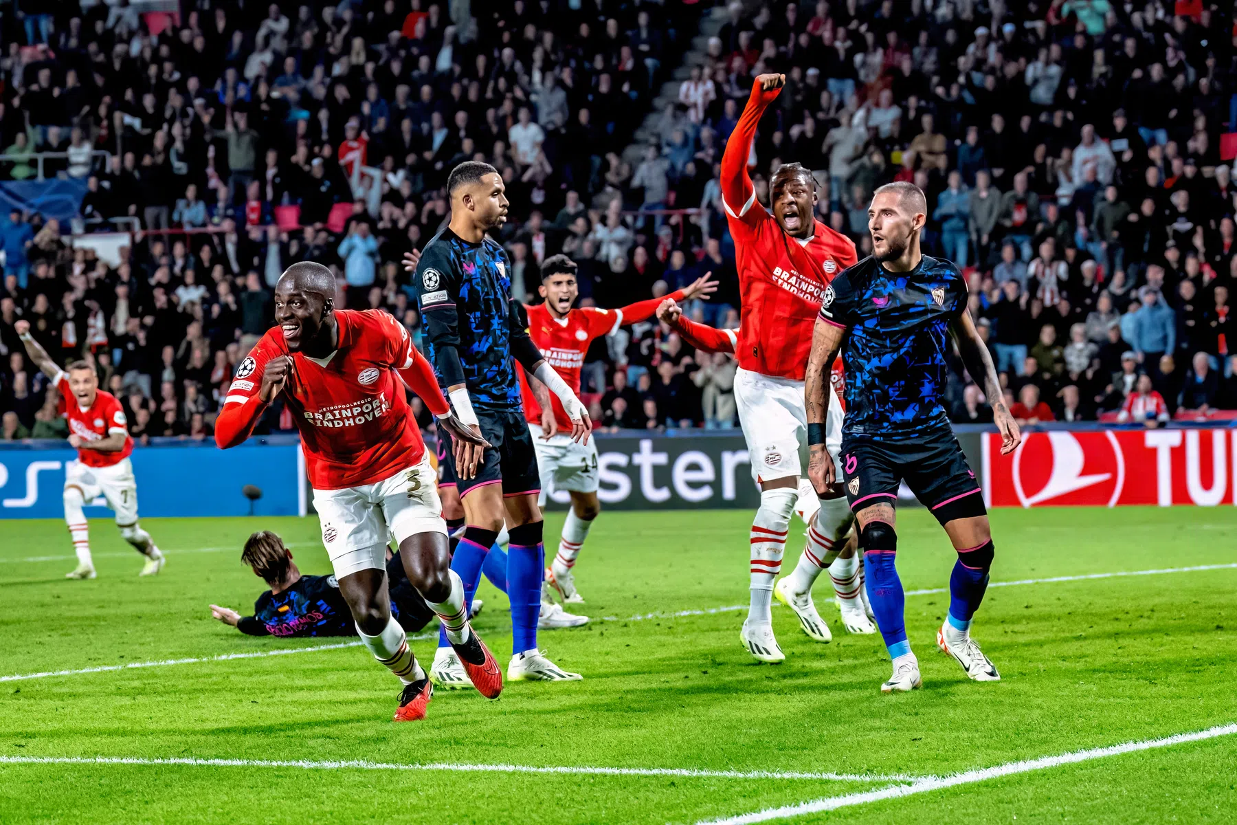 Late treffer Teze levert PSV ook een extra miljoen op