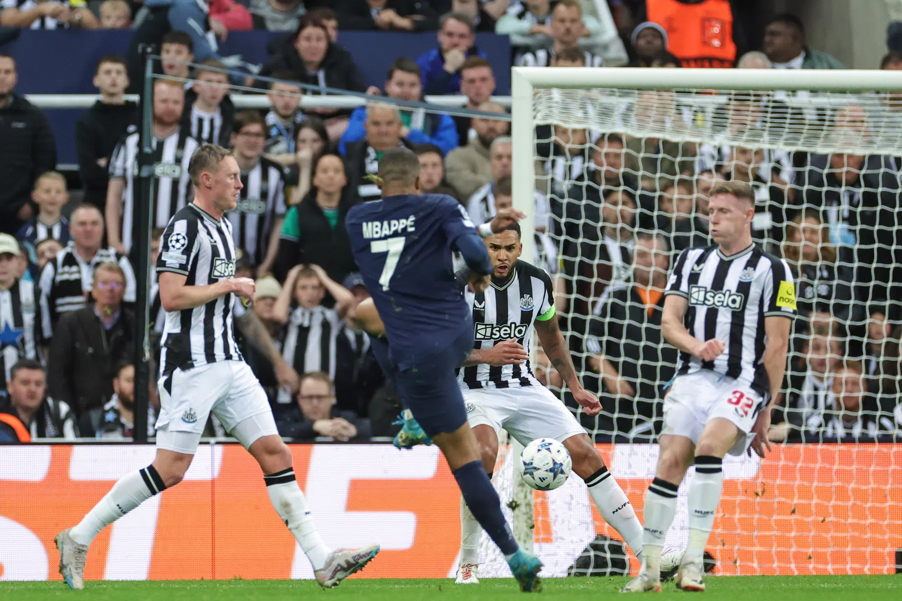 Euforische Engelse pers looft 'local lads' en bespot Mbappé