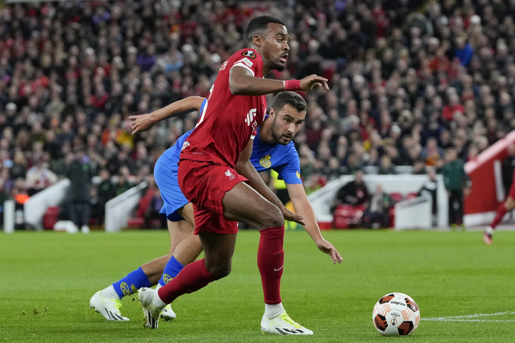 Gravenberch schiet Liverpool op voorsprong en maakt eerste doelpunt