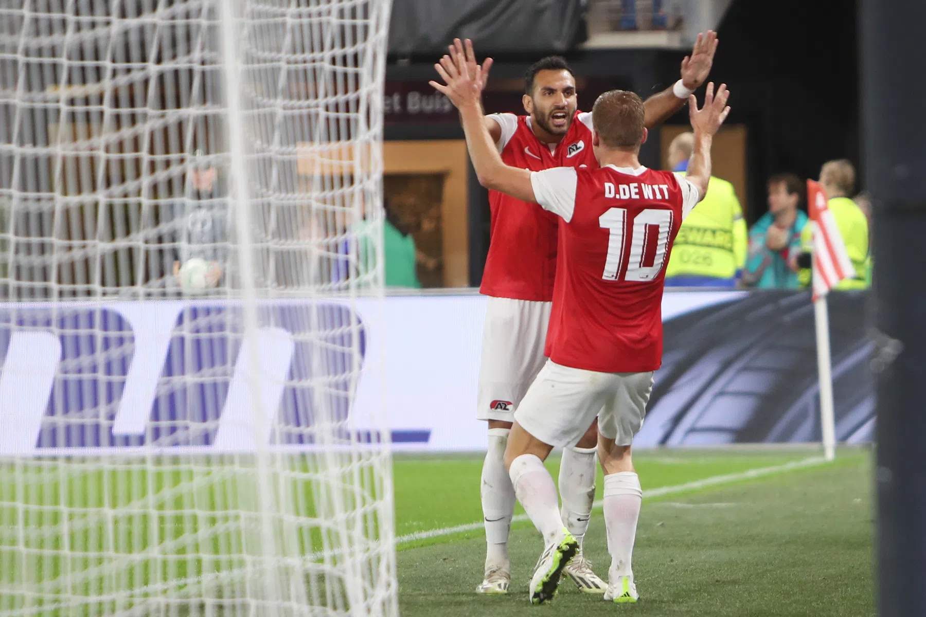Tiental AZ heeft aan één flitsmoment genoeg tegen Legia Warschau 