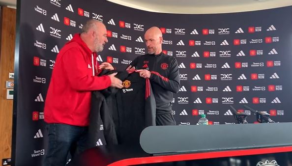 Ten Hag doet symbolische donatie met oog op winter