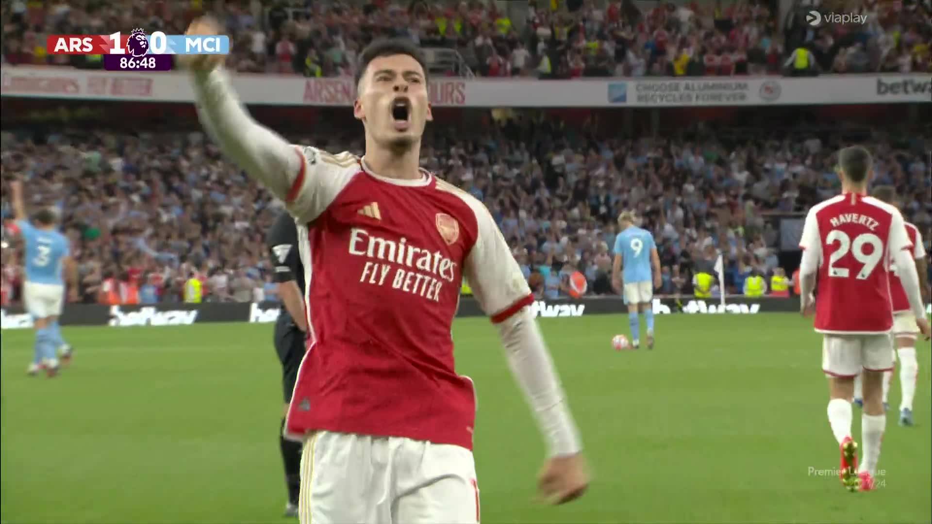 Arsenal wint in kraker van Man City en komt naast Spurs aan kop