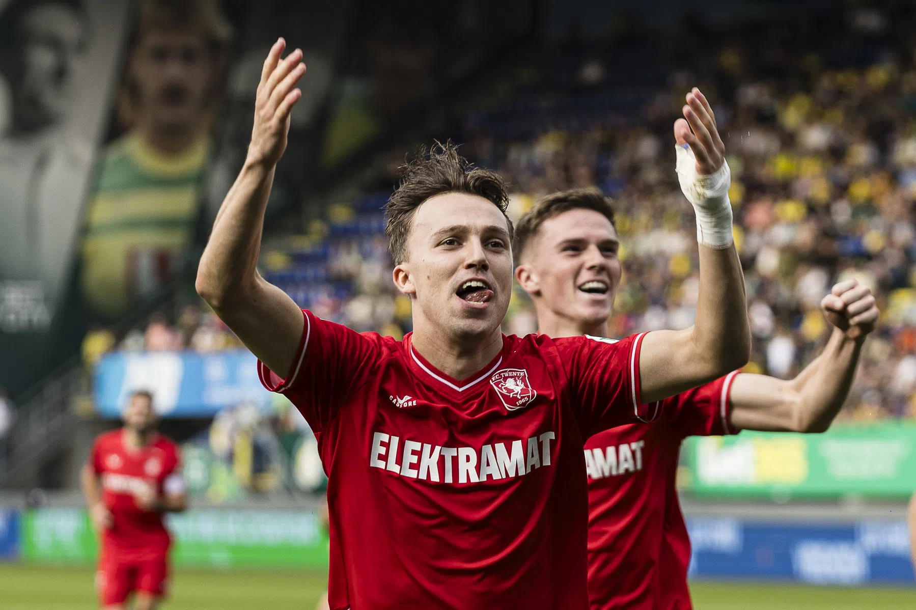 Twente blijft meedoen in top Eredivisie door derde overwinning op rij