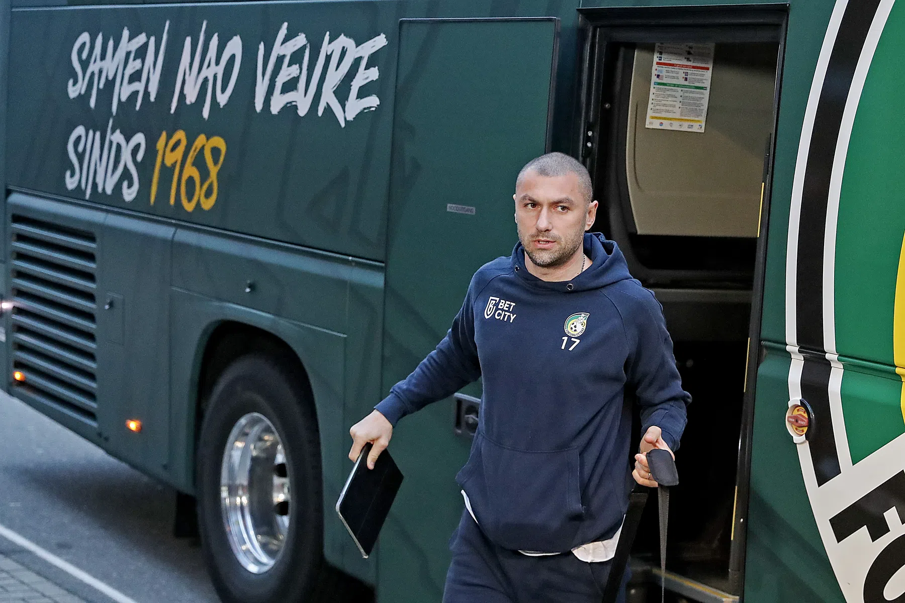 Besiktas verrast en schuift beginnend trainer Burak Yilmaz naar voren