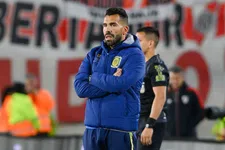 Thumbnail for article: Tévez luidt noodklok: 'Drie van mijn spelers kunnen niet optellen of aftrekken'