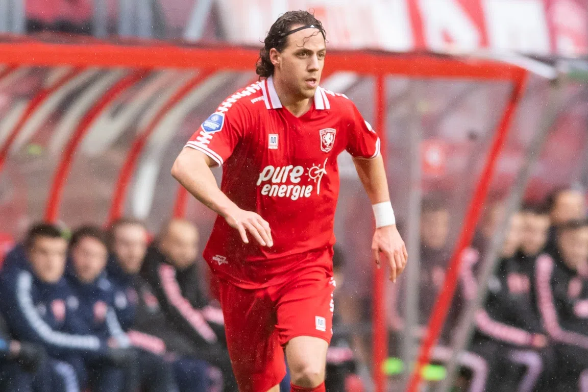 Oude bekende Troupée tekent in de KKD