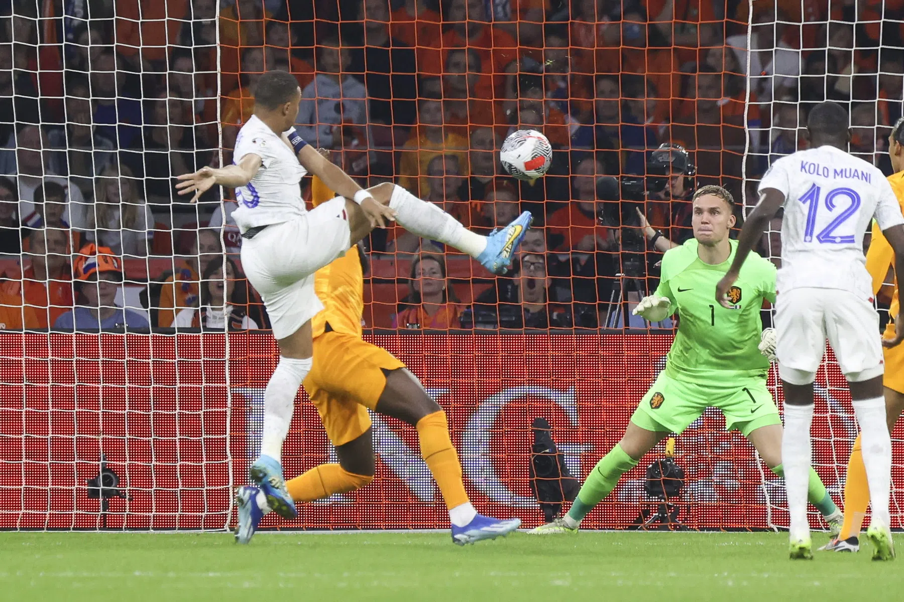 Oranje-kwelgeest Mbappé slaat al vroeg toe