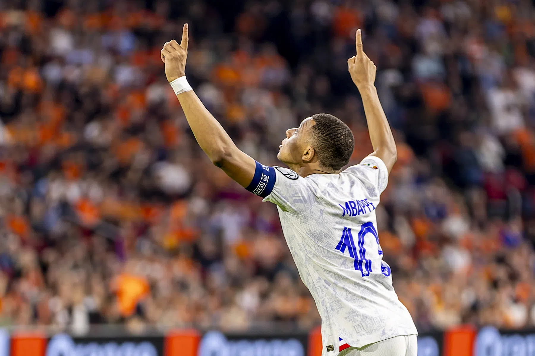 Mbappé laat voeten spreken na week van rouw: 'Een mooi eerbetoon' 