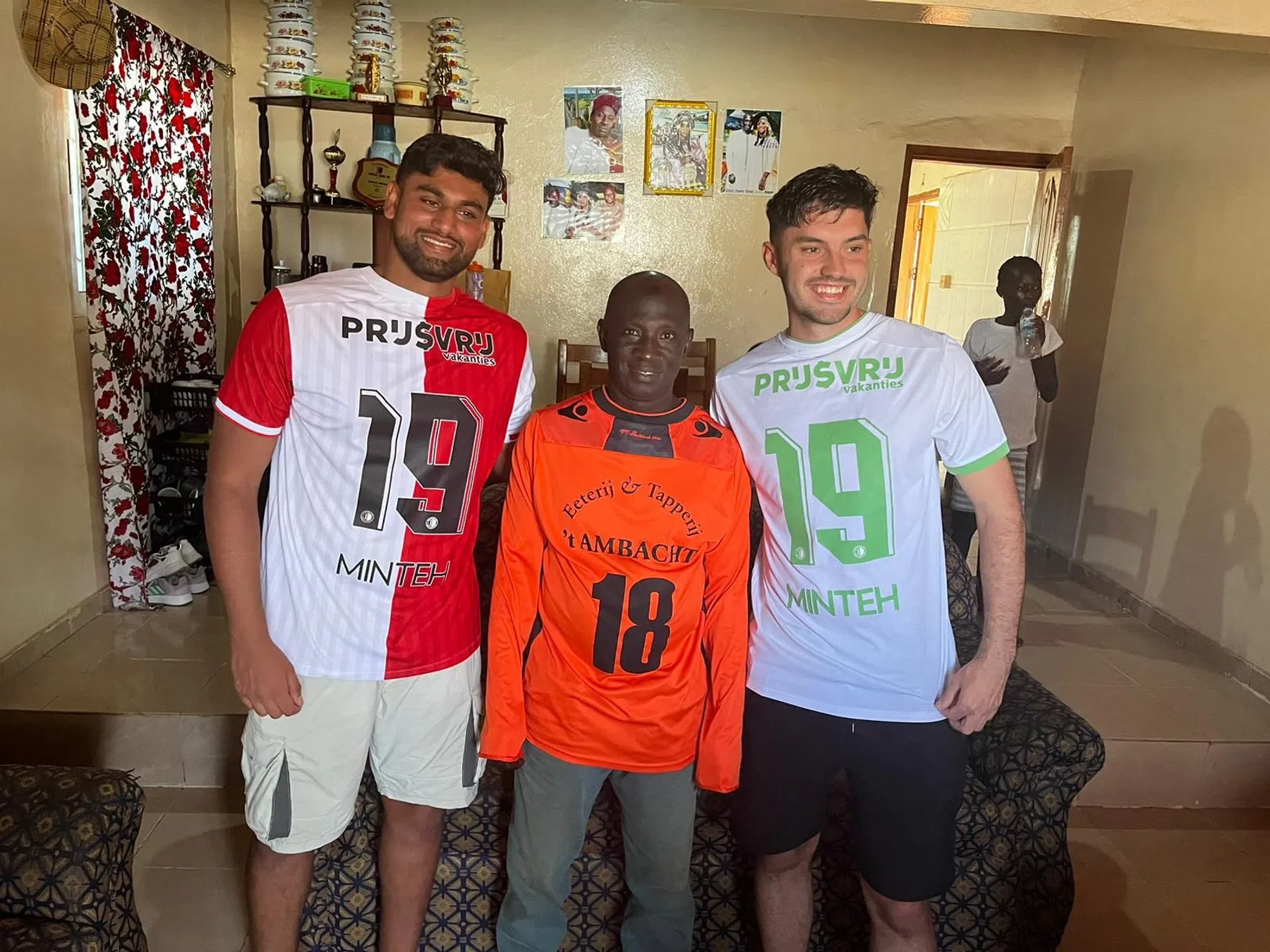 Een broodje frikandel met papa Minteh in Gambia
