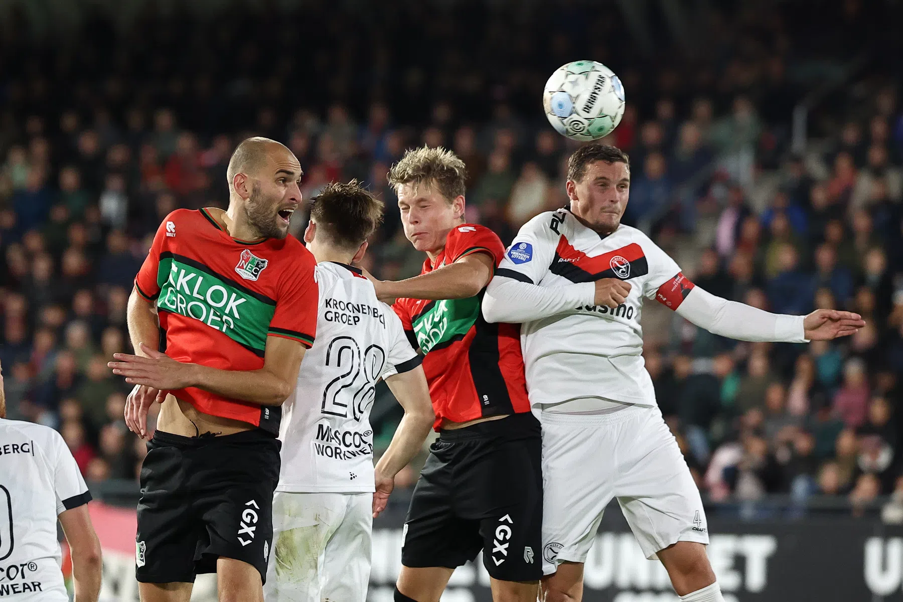 Ploeterend NEC koestert punt tegen Almere na comeback en rode kaart
