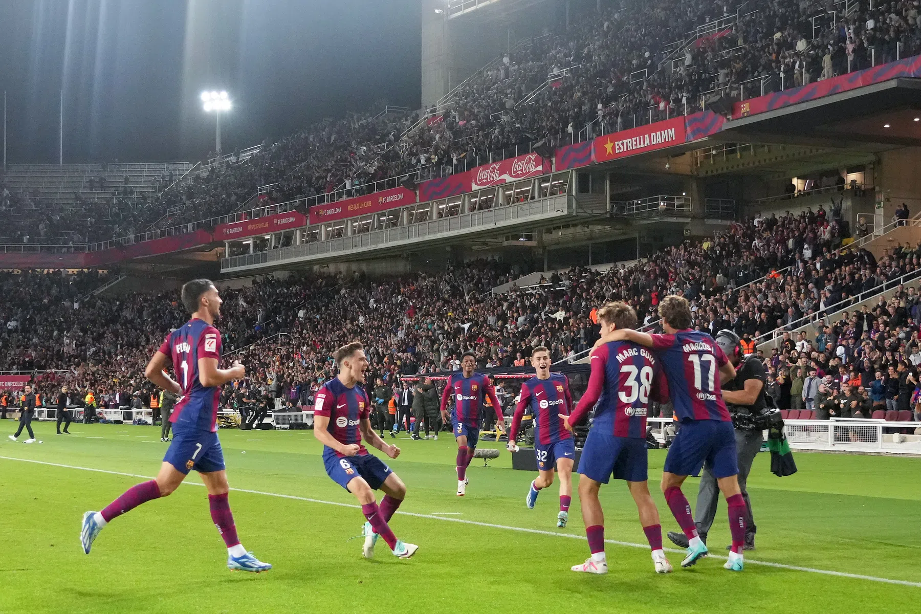 Debutant Guiu (17) redt Barcelona met historisch snelle goal