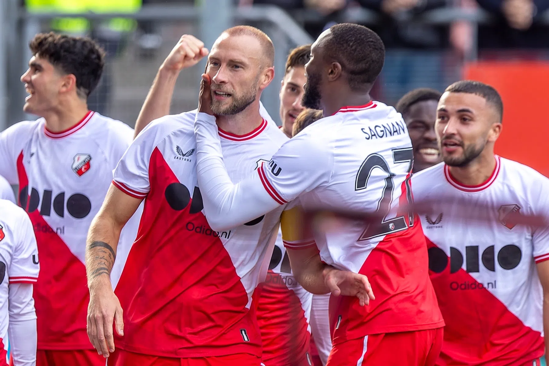 Crisis Ajax compleet na nederlaag in krankzinnig spektakelstuk tegen Utrecht