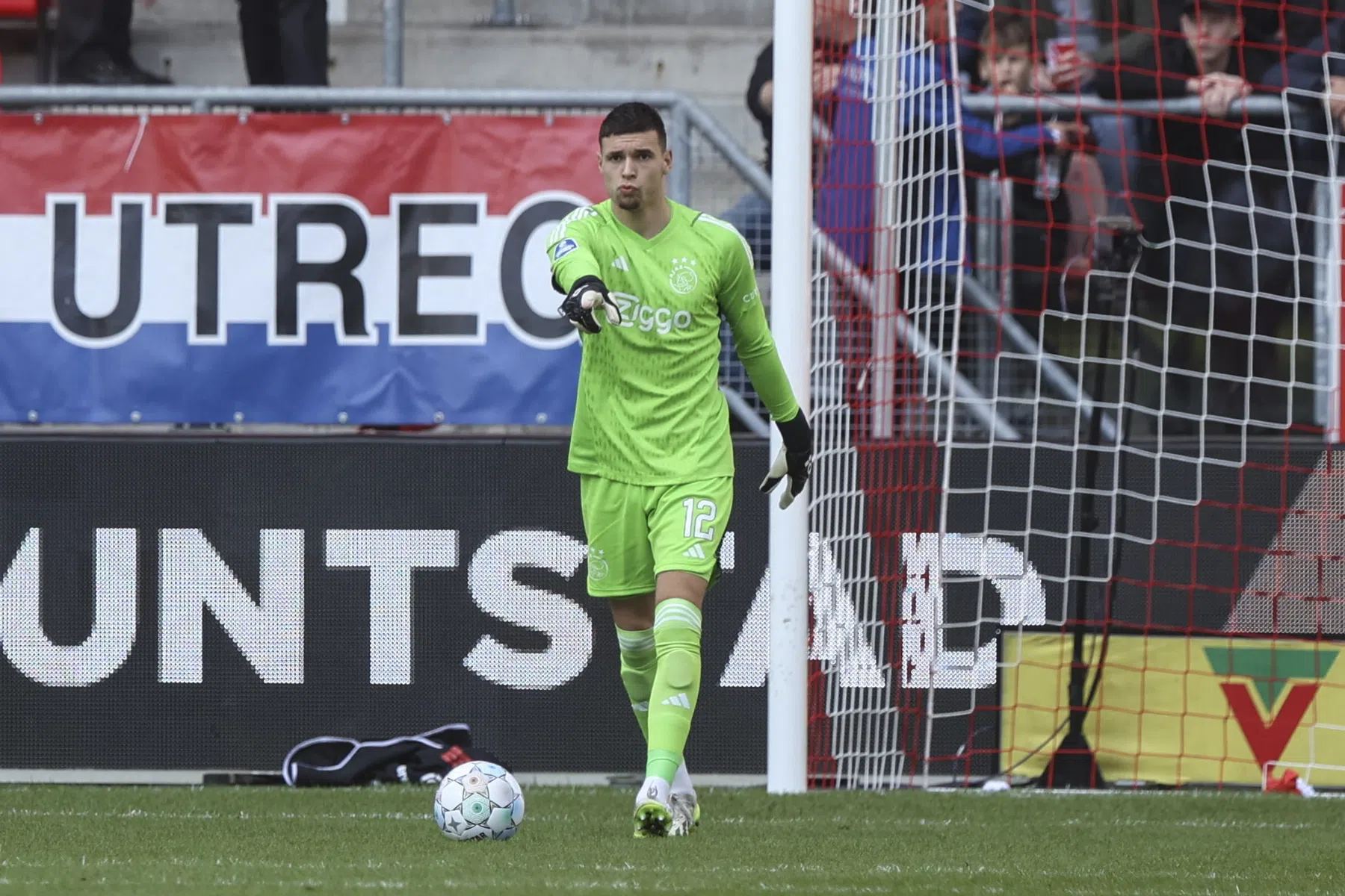 Gorter valt geblesseerd uit bij Ajax, veelbesproken Ramaj debuteert