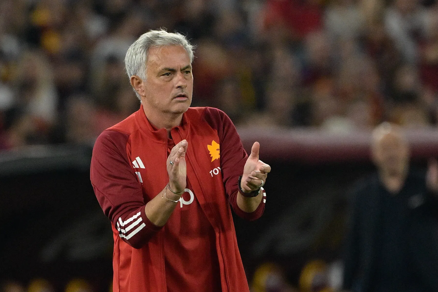 Huilgebaar kost Mourinho rode kaart bij opgeleefd AS Roma